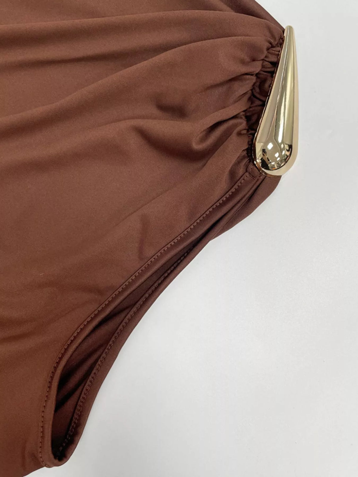 Draperad figurnära maxiklänning – bild 6