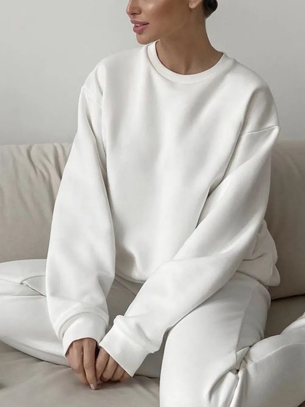 Sweatshirt med rund halsringning och sänkt axel – bild 5