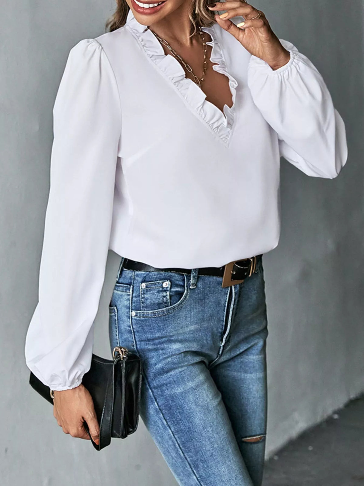 V-ringad blus med volang – bild 11