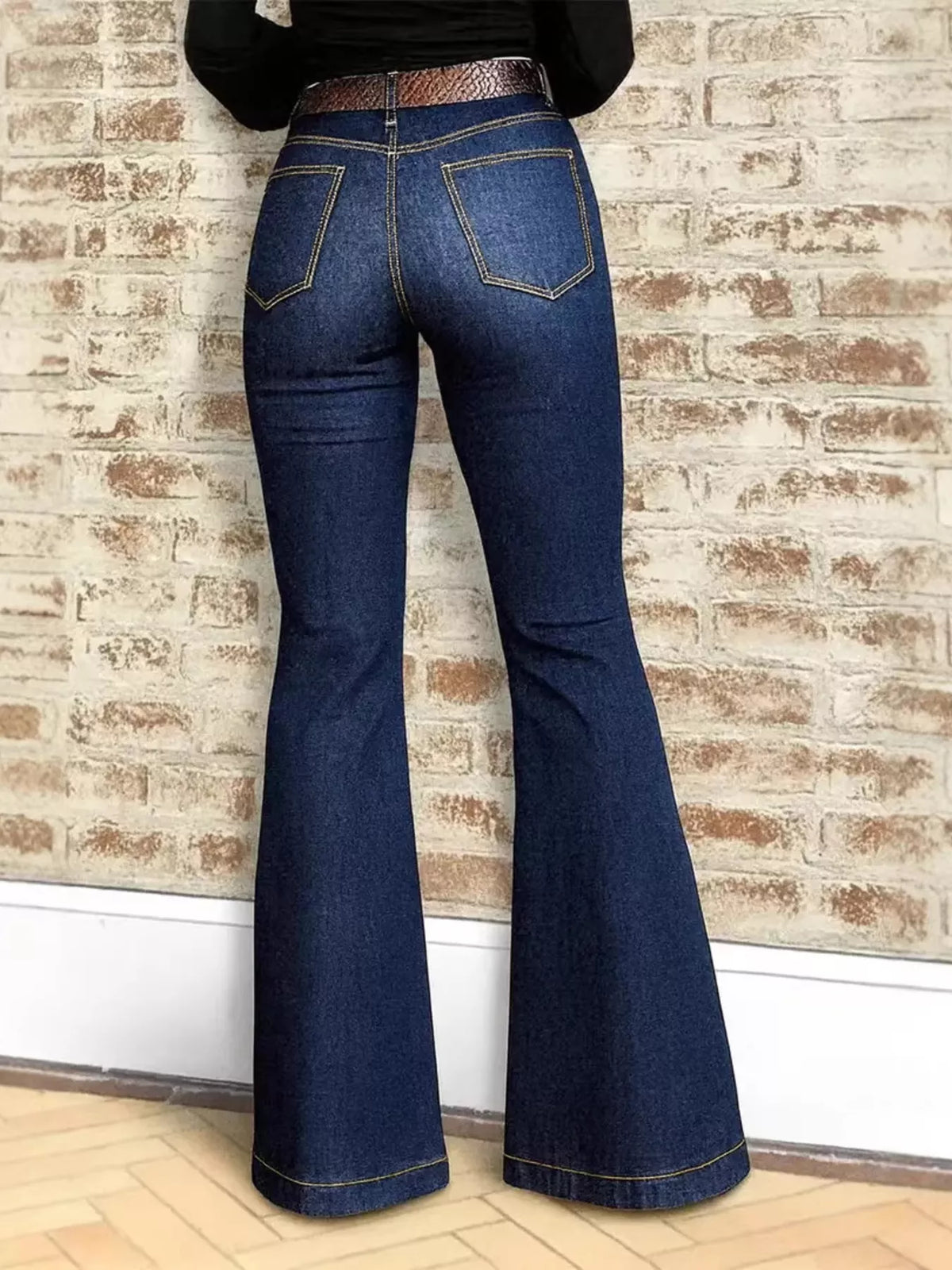 Utsvängda jeans med kontrastsöm – bild 3
