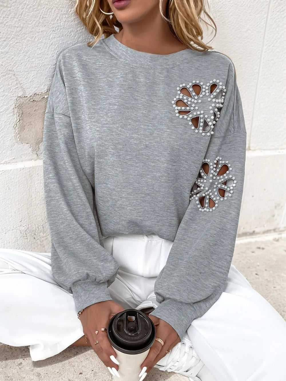Långärmad sweatshirt med rund halsringning och pärldetalj – bild 3