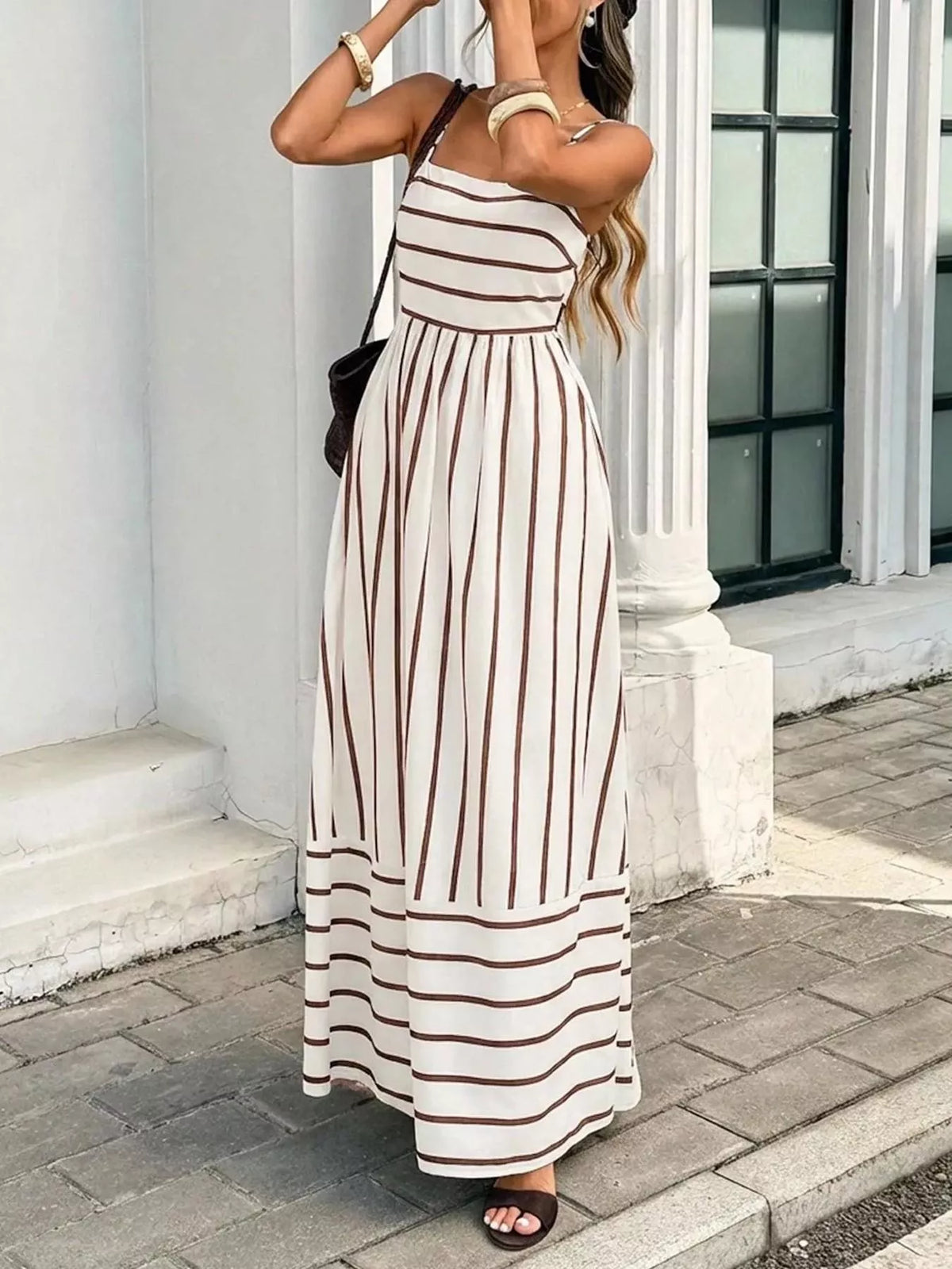 Randig maxiklänning med cut out-detalj – bild 11