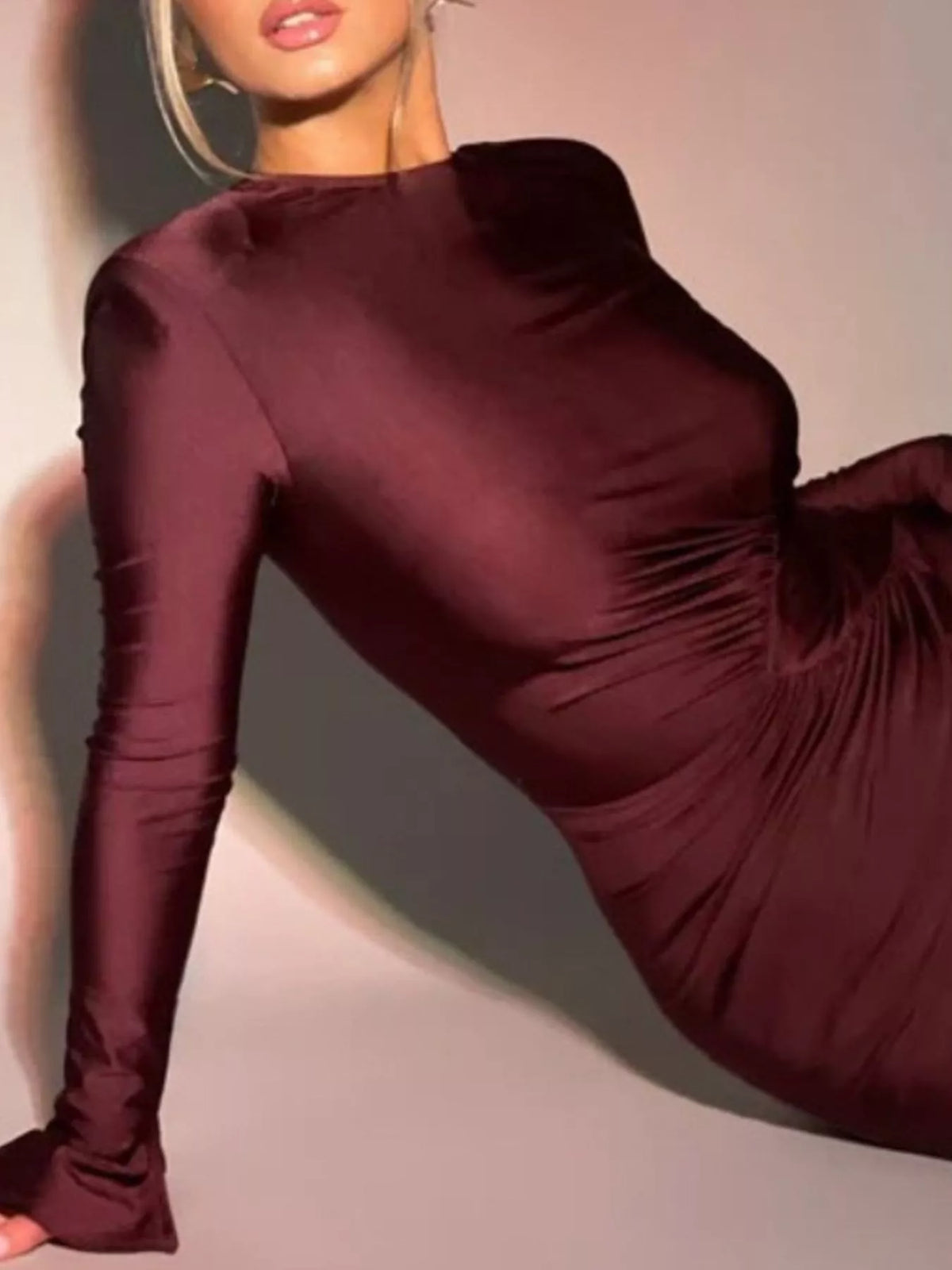 Figurnära rynkad långärmad maxiklänning i polyester – bild 2