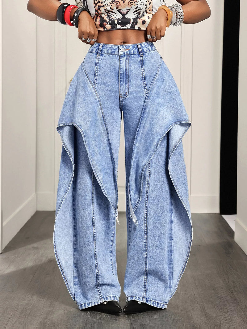Vida jeans med hög midja, dragkedja, knappstängning och volang i bomull