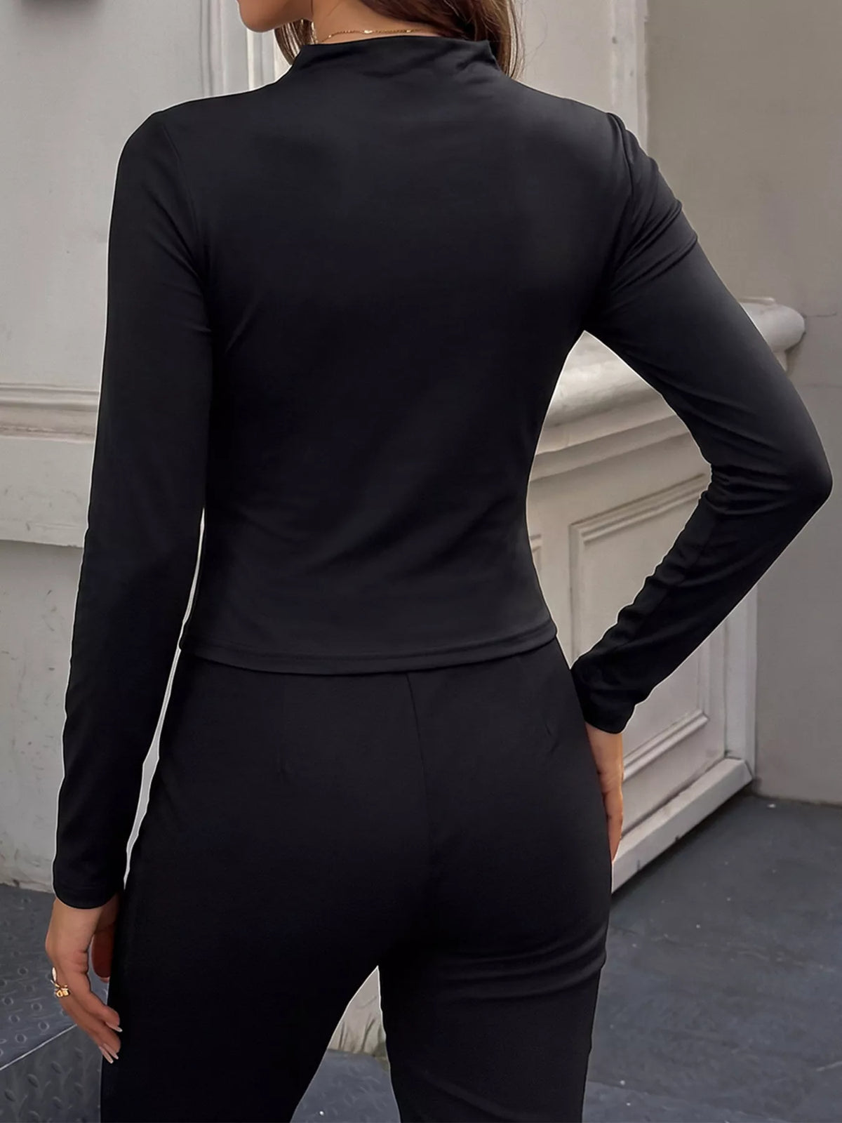 Slimmad t-shirt med asymmetrisk drapering – bild 5
