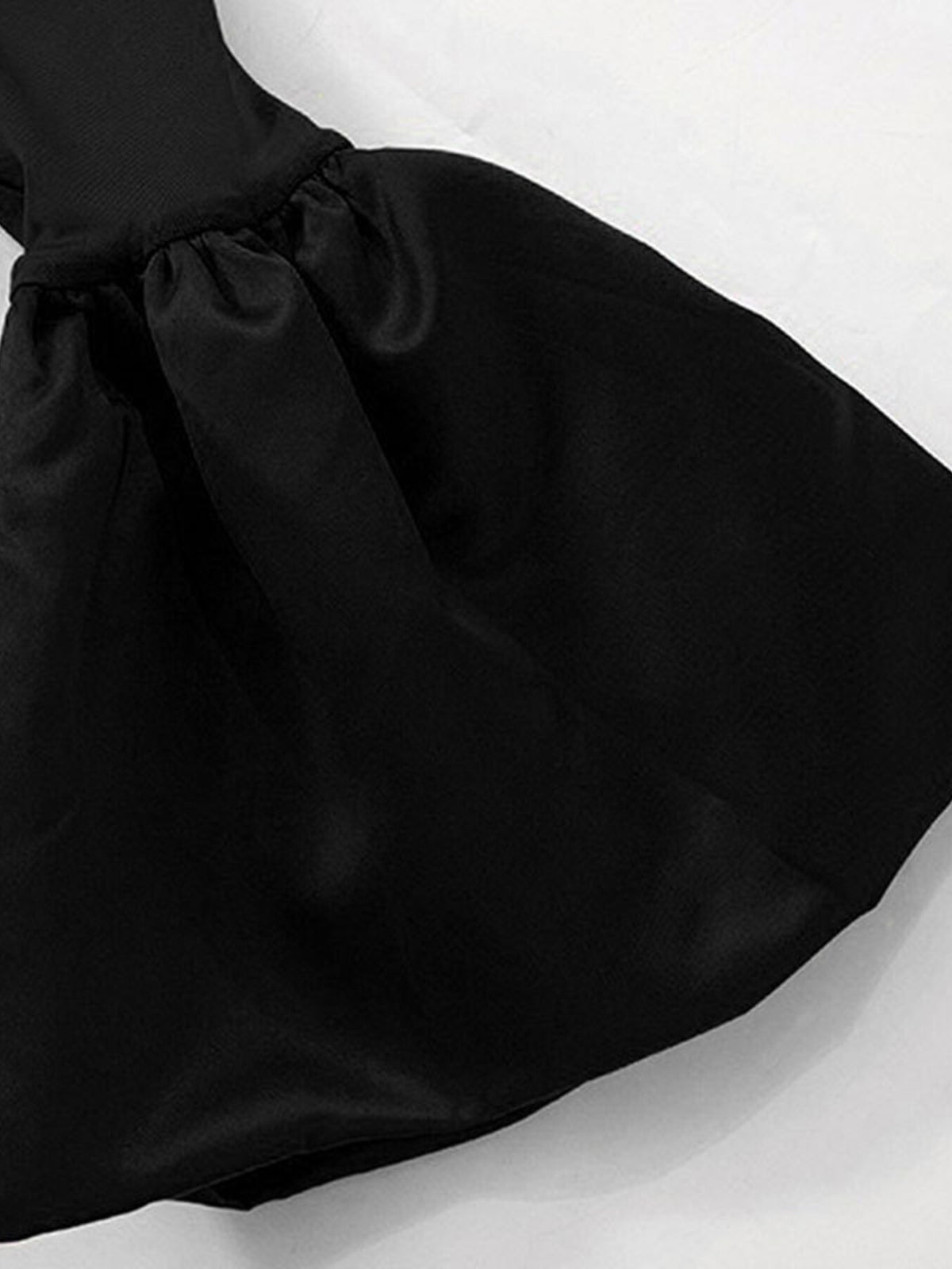Offshoulder maxiklänning med slits och volang – bild 9