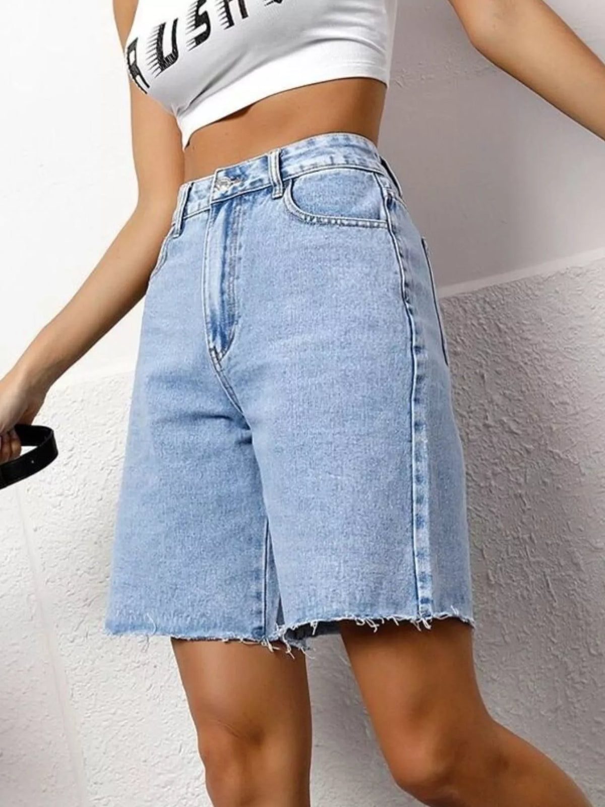 Shorts i denim med hög midja, knappstängning, rå kant och midjedetalj – bild 3