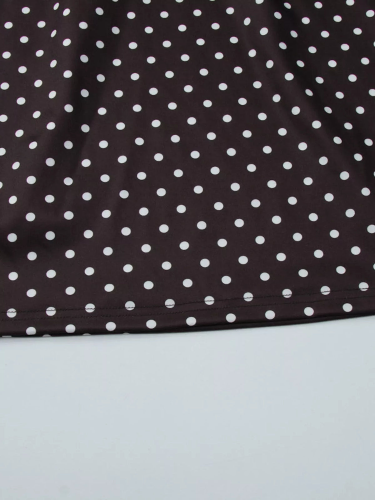 Prickig miniklänning med cut out-detalj – bild 21