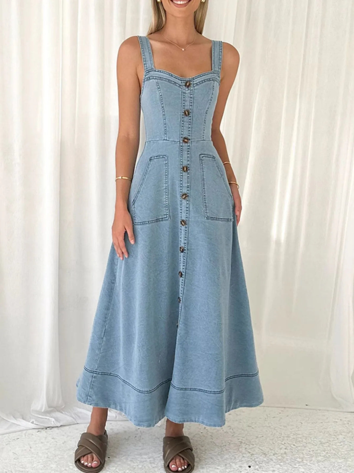Jeansklänning i denim med hjärtformad urringning – bild 2