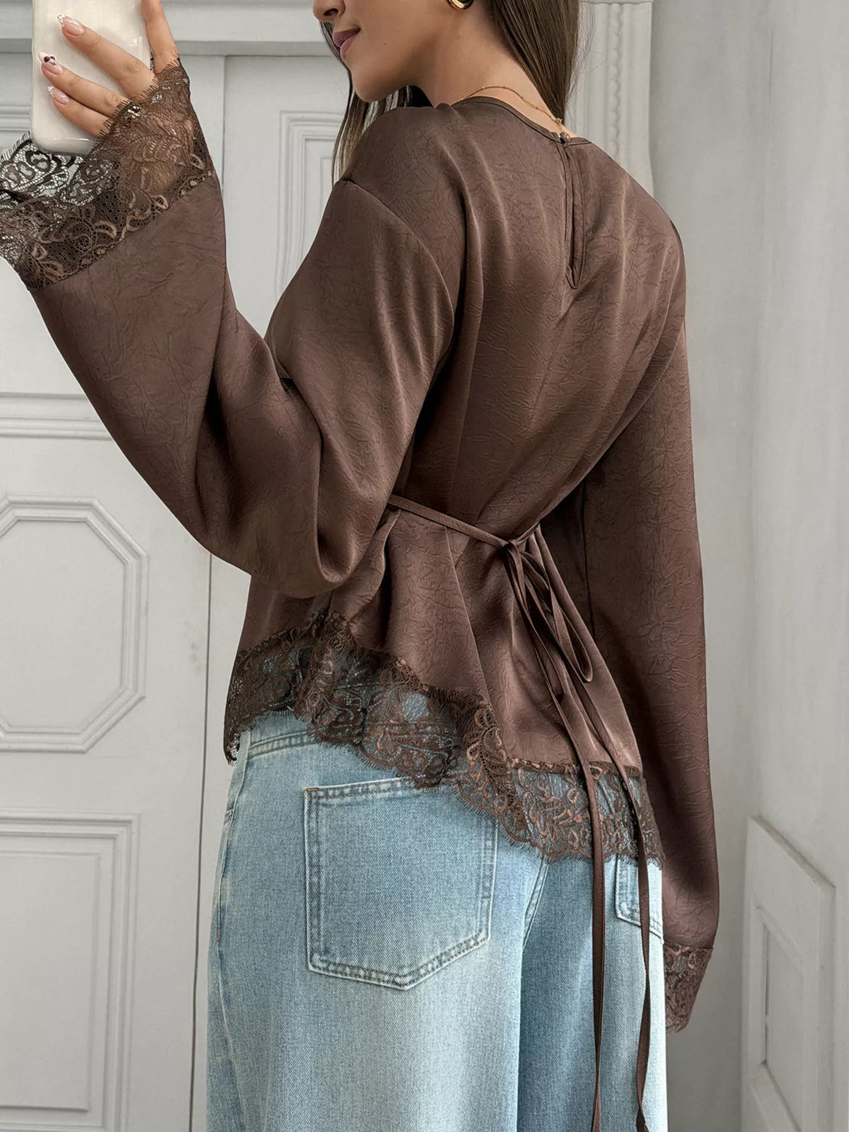 Blus i satin med utsvängd ärm – bild 2