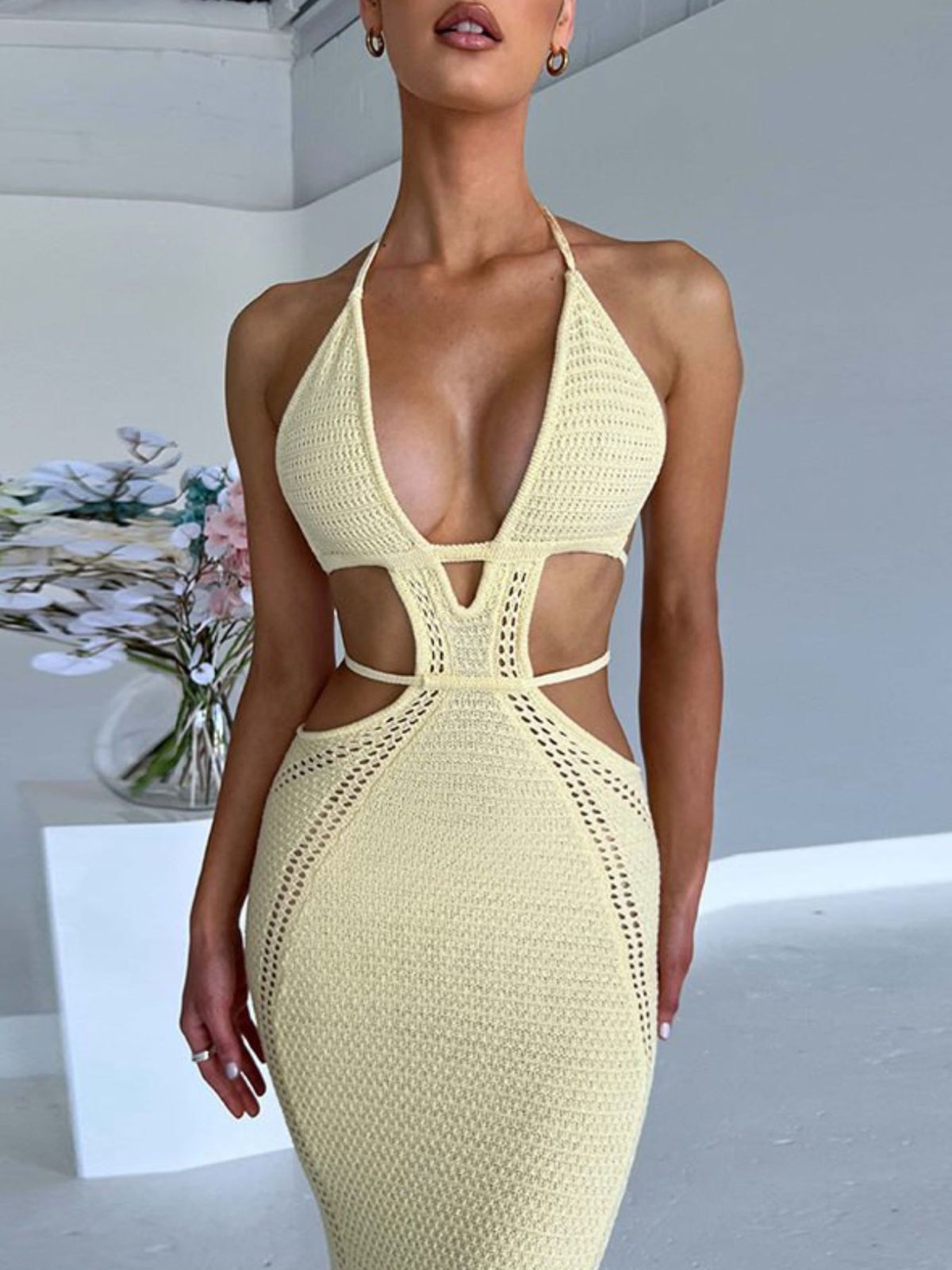 Maxiklänning med halterneck, öppen rygg och cut out-detalj – bild 3