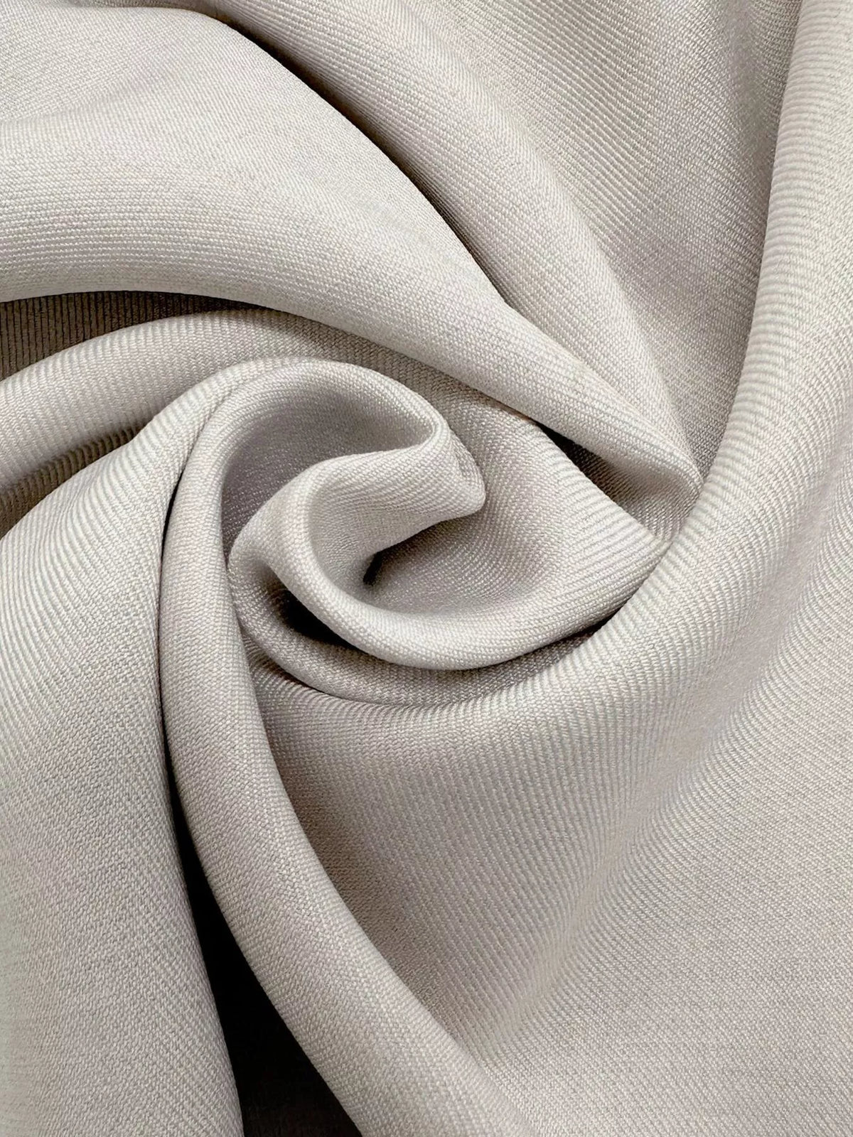 Långärmad midiklänning med nyckelhålsöppning, knappstängning och cut out-detalj i polyester – Aprikos – bild 5