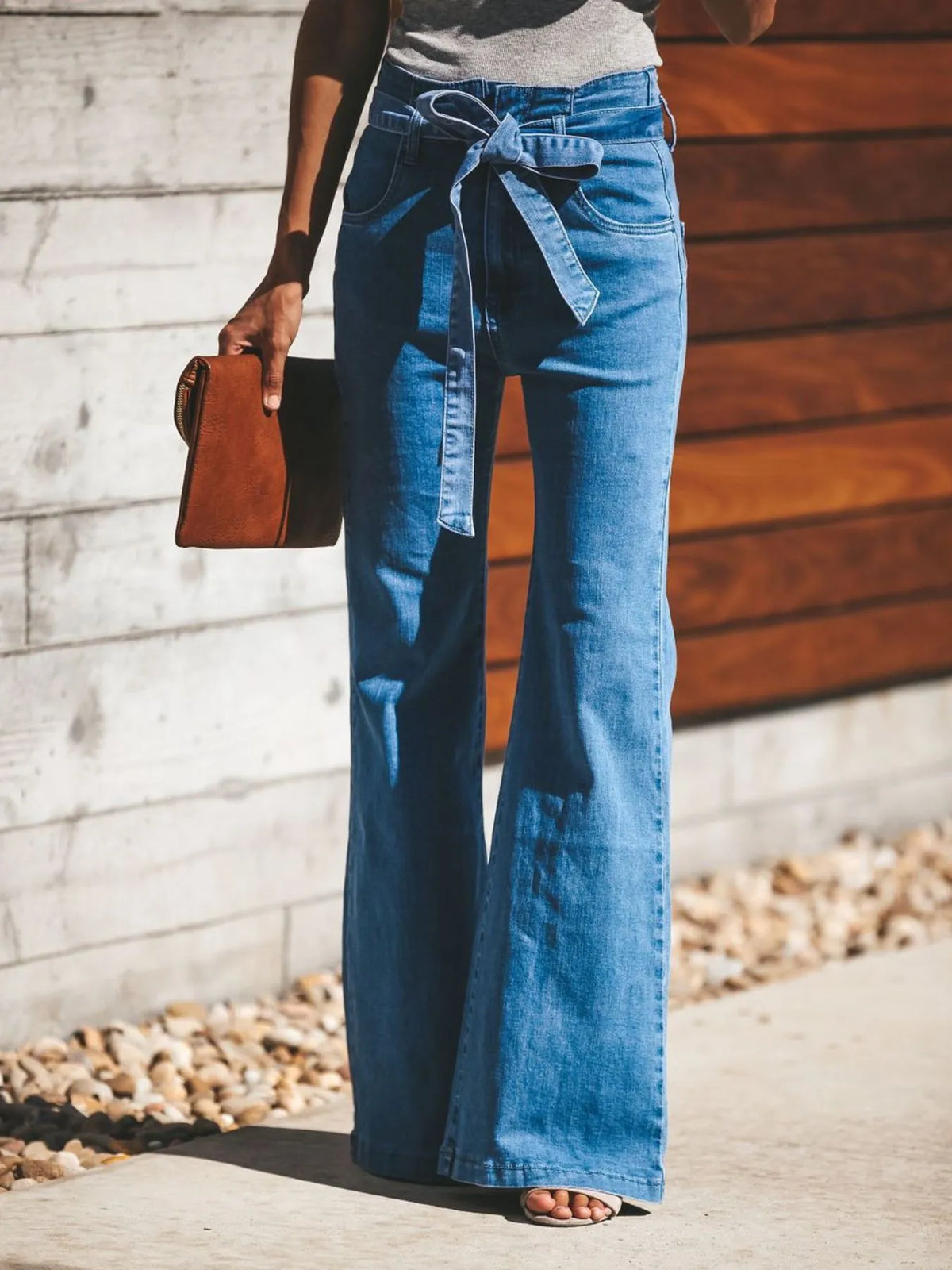 Utsvängda jeans med hög midja och knytning fram