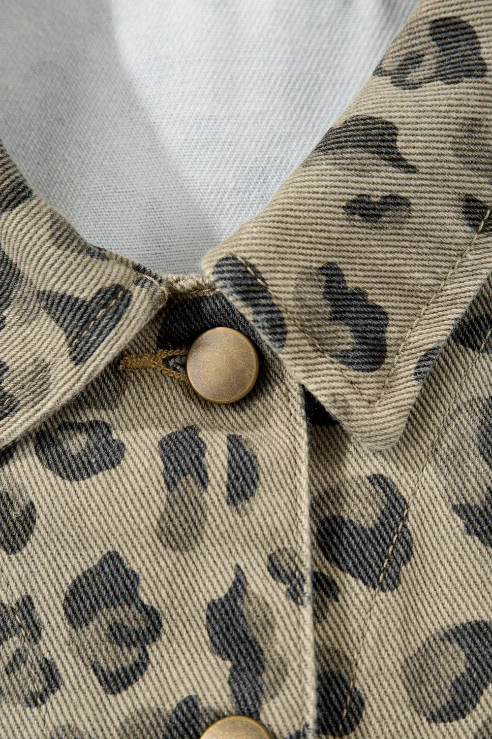 Leopardmönstrad jacka i denim – bild 7