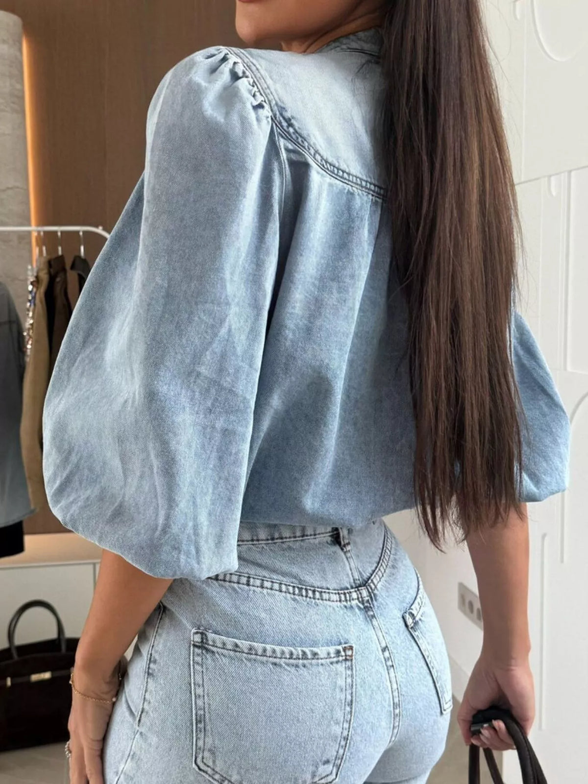 Denimblus med puffärm och knappstängning – bild 6
