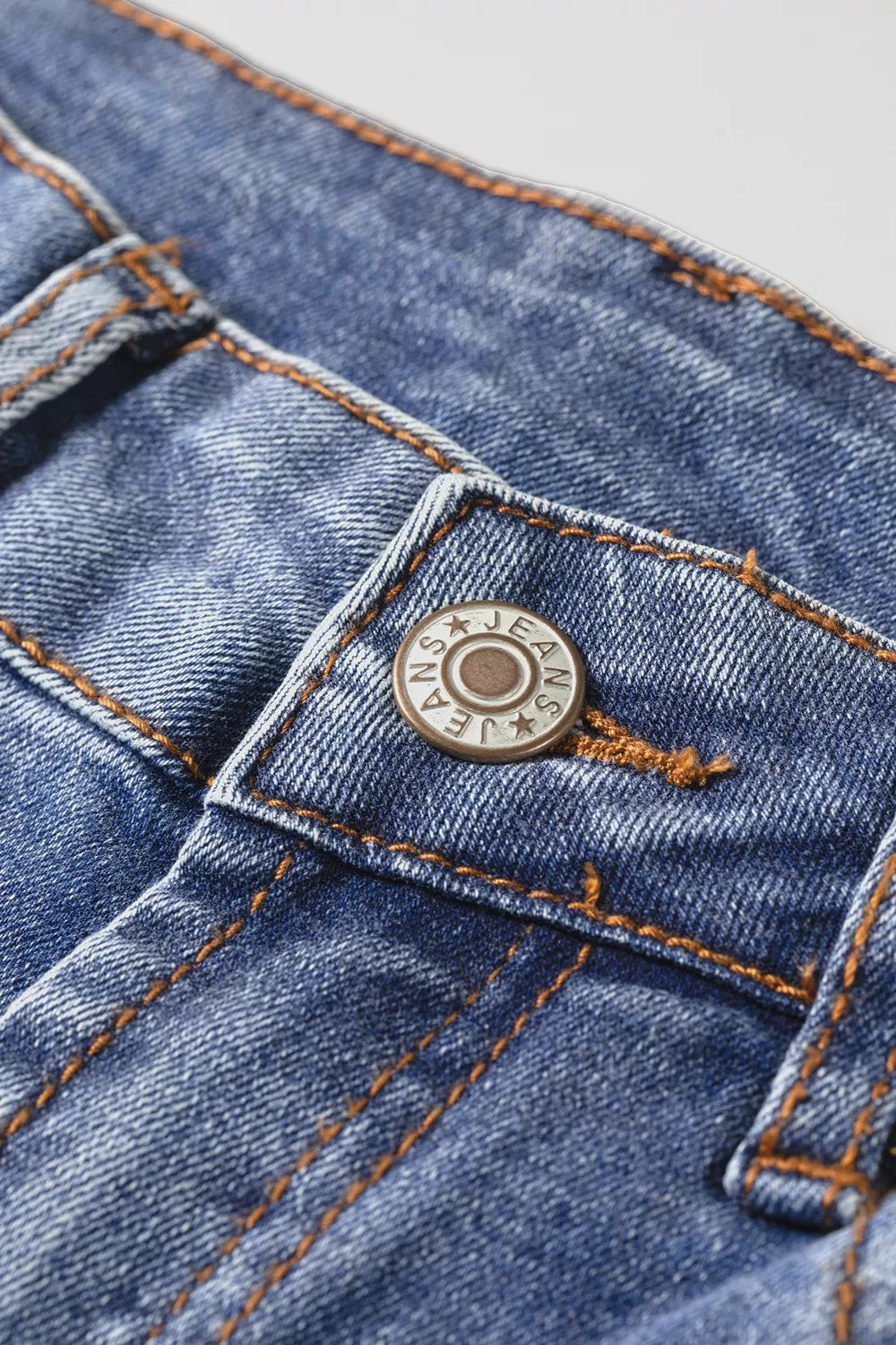 Broderade utsvängda jeans – bild 9