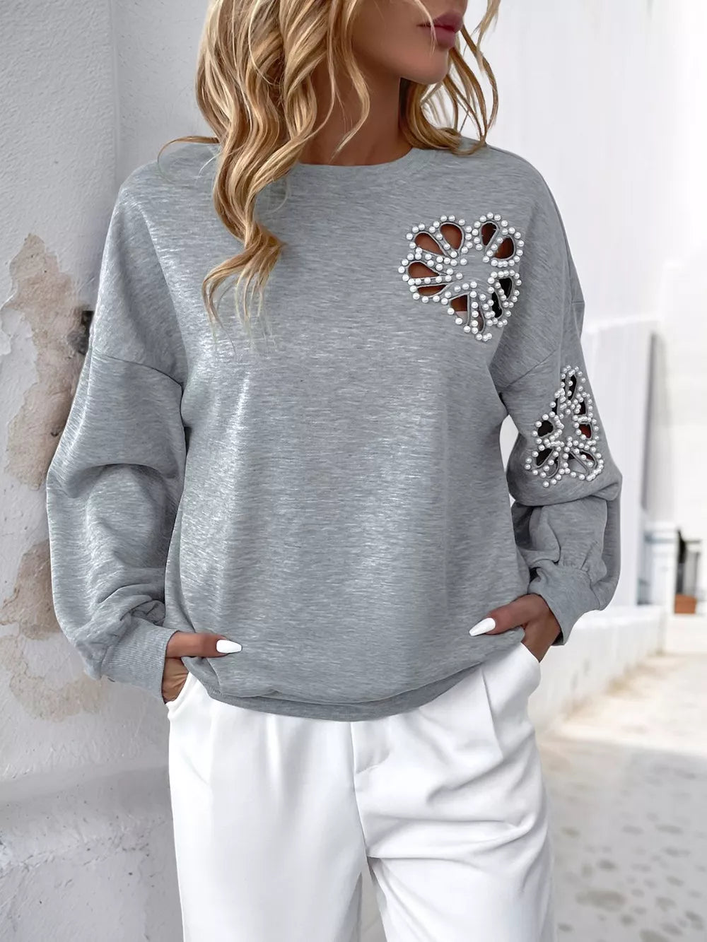 Långärmad sweatshirt med rund halsringning och pärldetalj