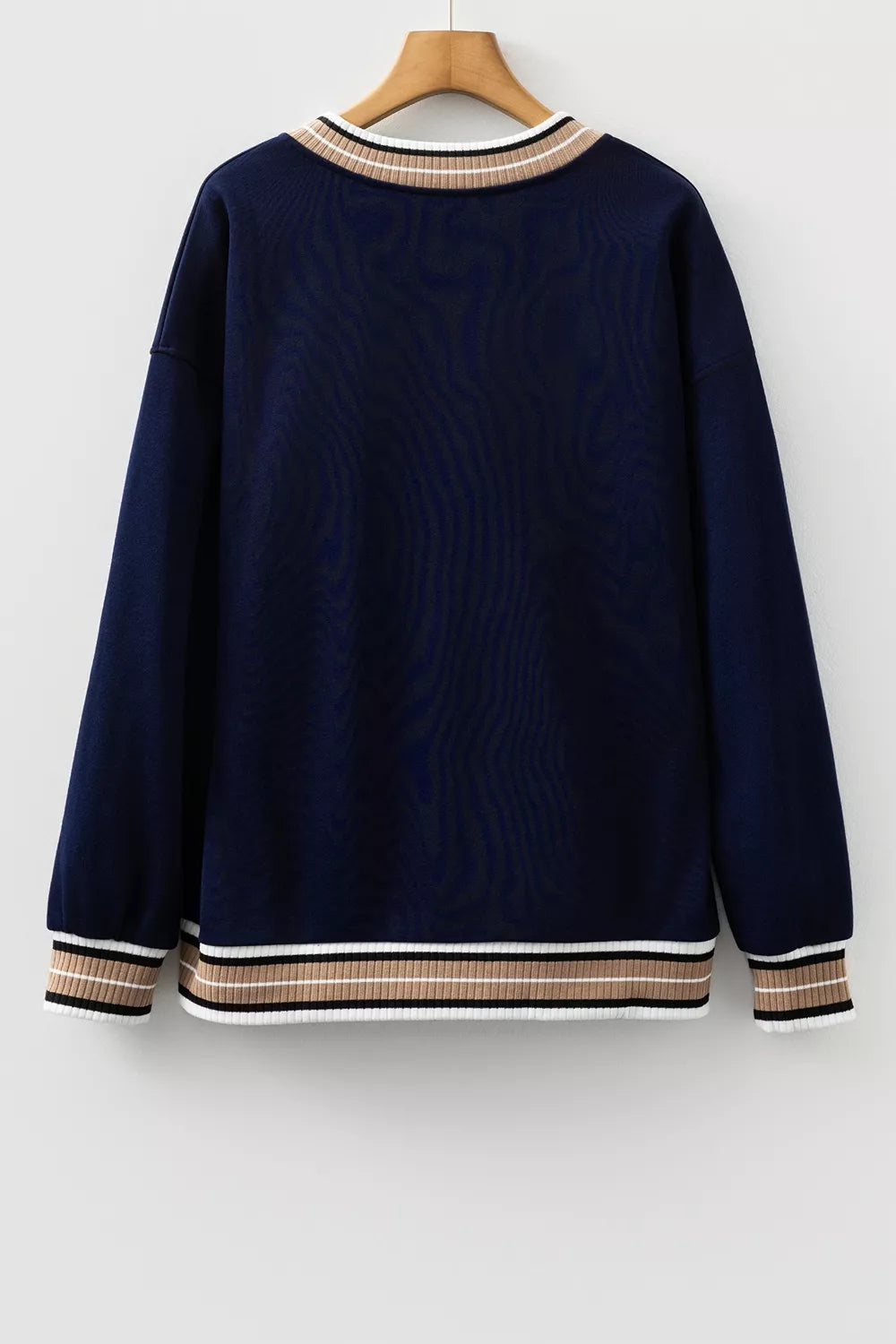Randig v-ringad sweatshirt med kontrastsöm – bild 8