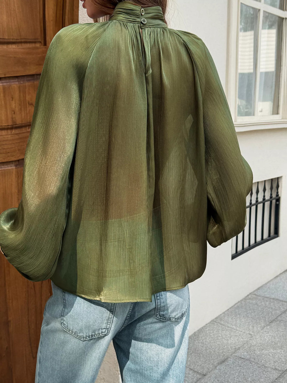 Rynkad blus med hög halsringning – bild 5