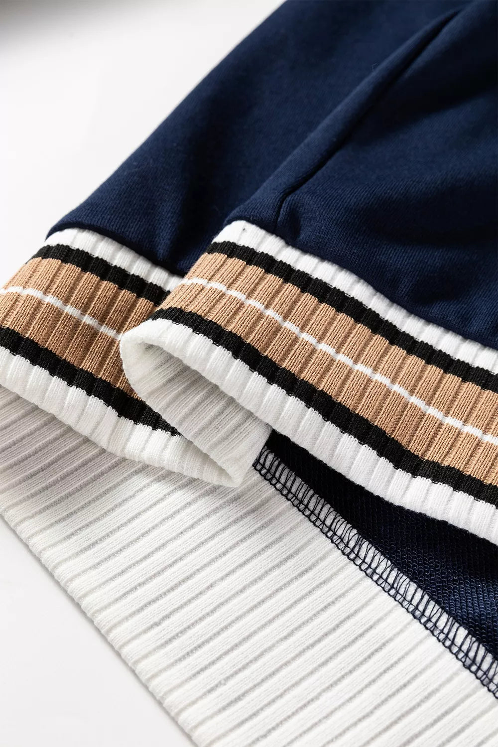 Randig v-ringad sweatshirt med kontrastsöm – bild 11