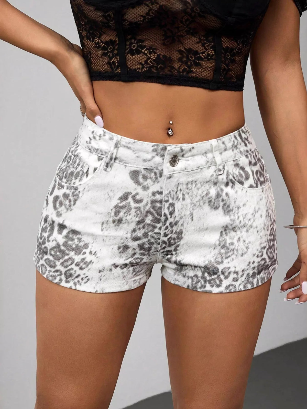 Leopardmönstrade shorts i denim – bild 2