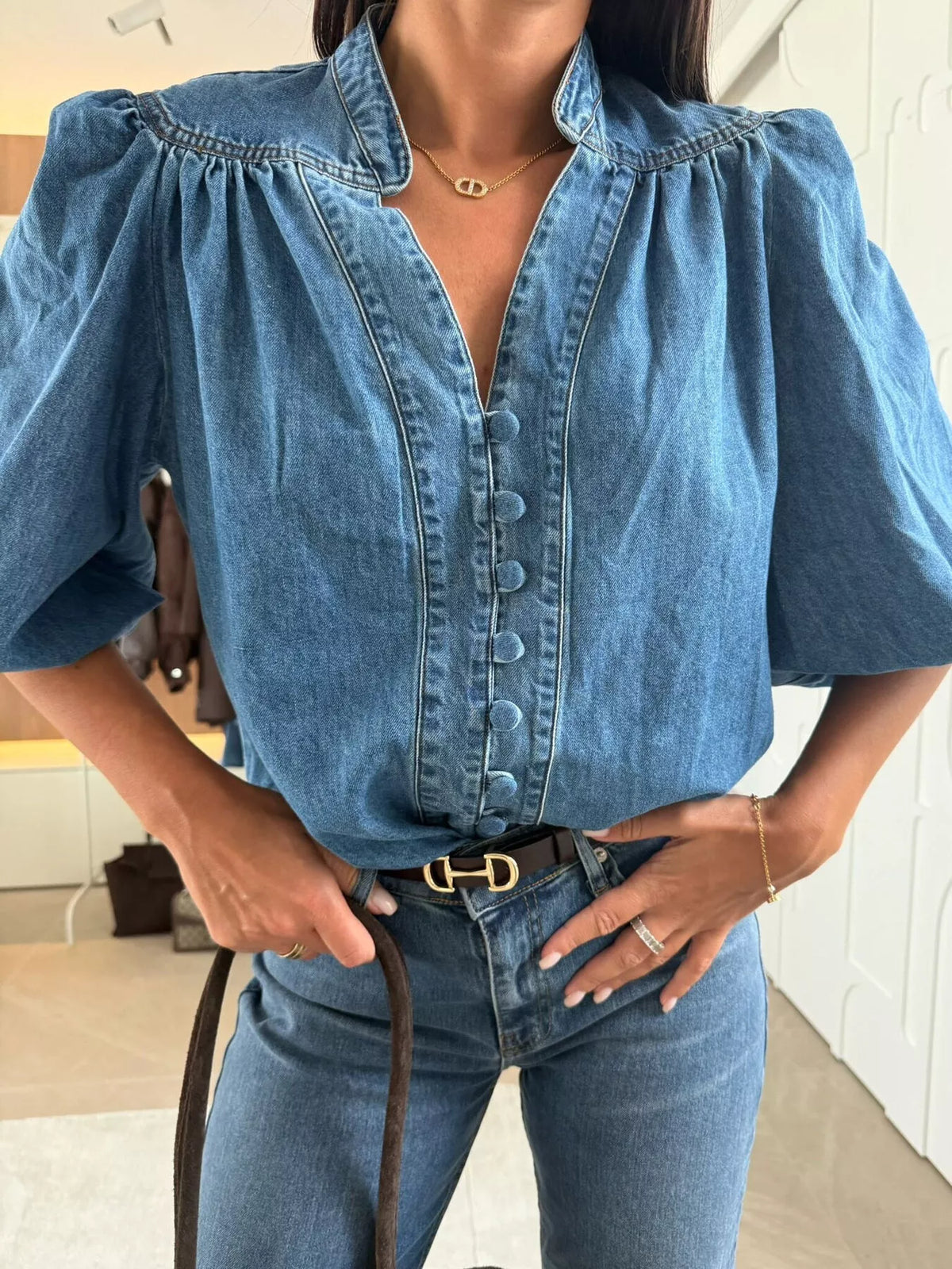 Denimblus med puffärm och knappstängning – bild 2