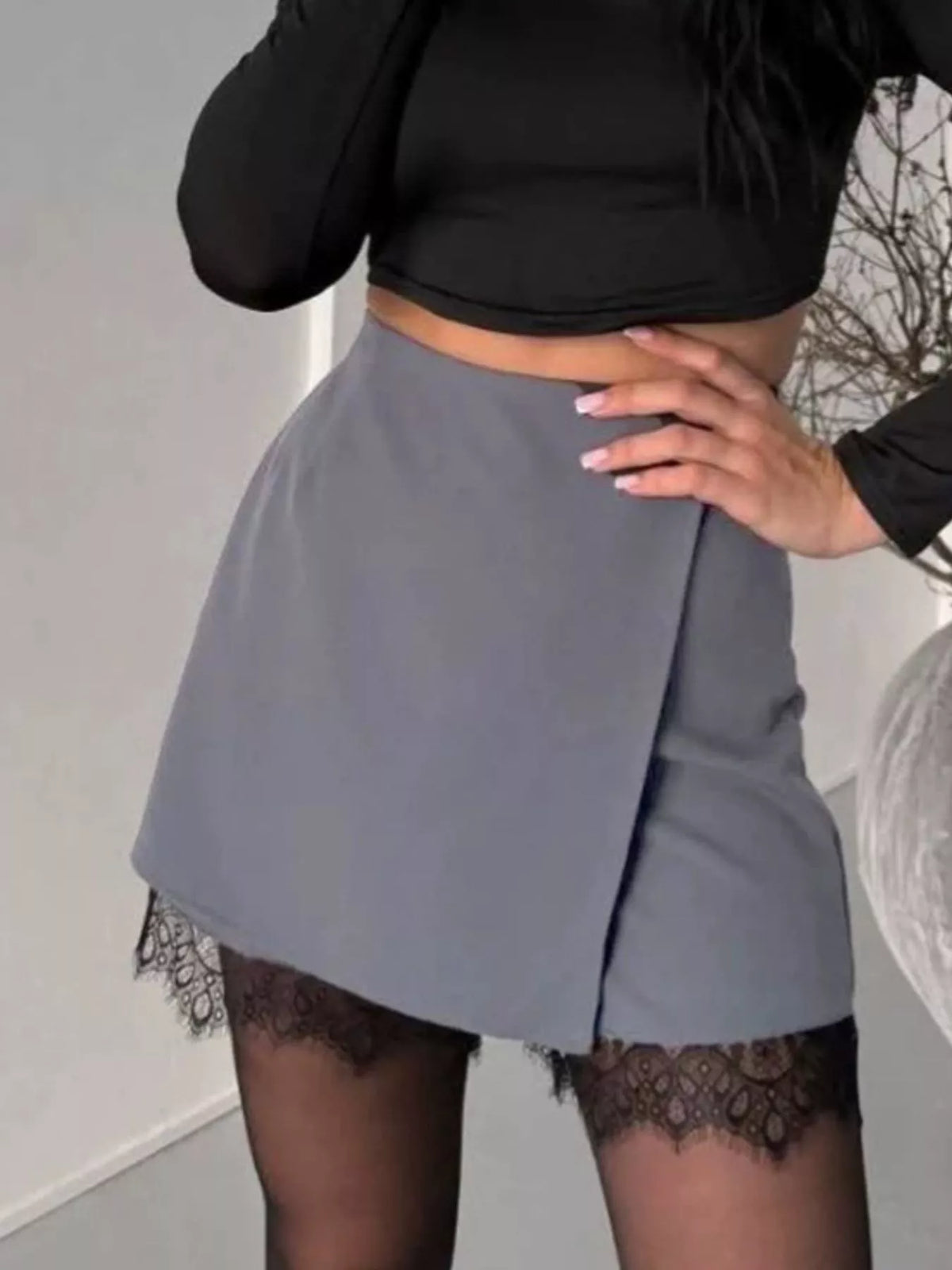 Kjolshorts med hög midja och spetskant i nederkant – bild 4