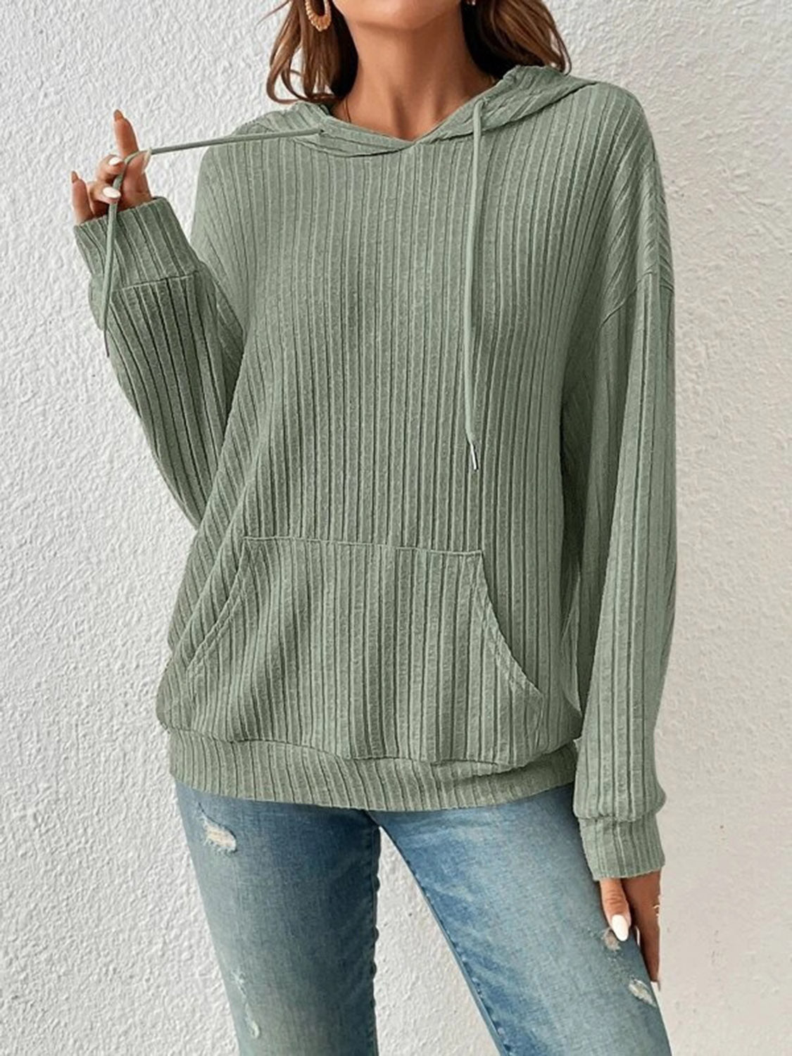 Ribbad hoodie med sänkt axel – bild 4