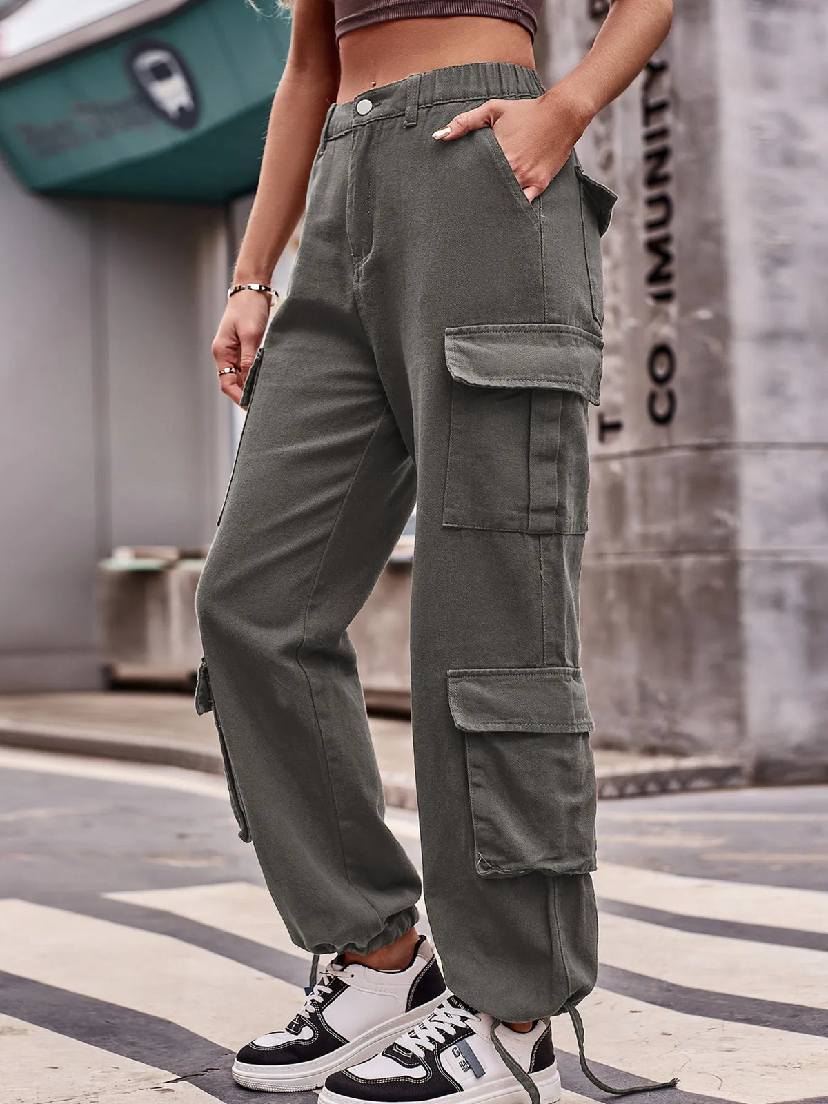 Vida jeans med cargofickor i bomull – bild 19