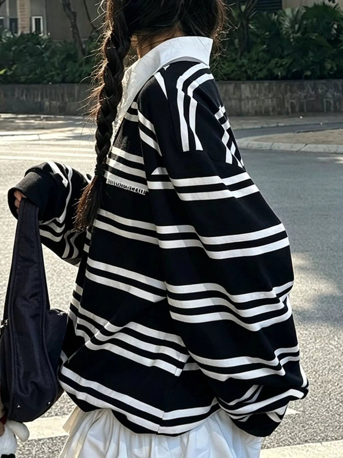 Randig oversize topp med kontrastkrage – bild 4