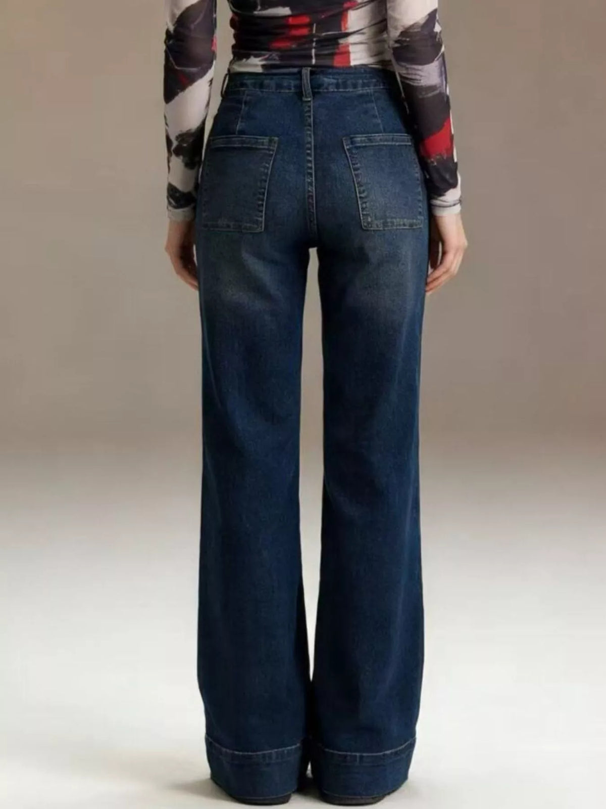Utsvängda jeans med påsydda fickor – bild 9