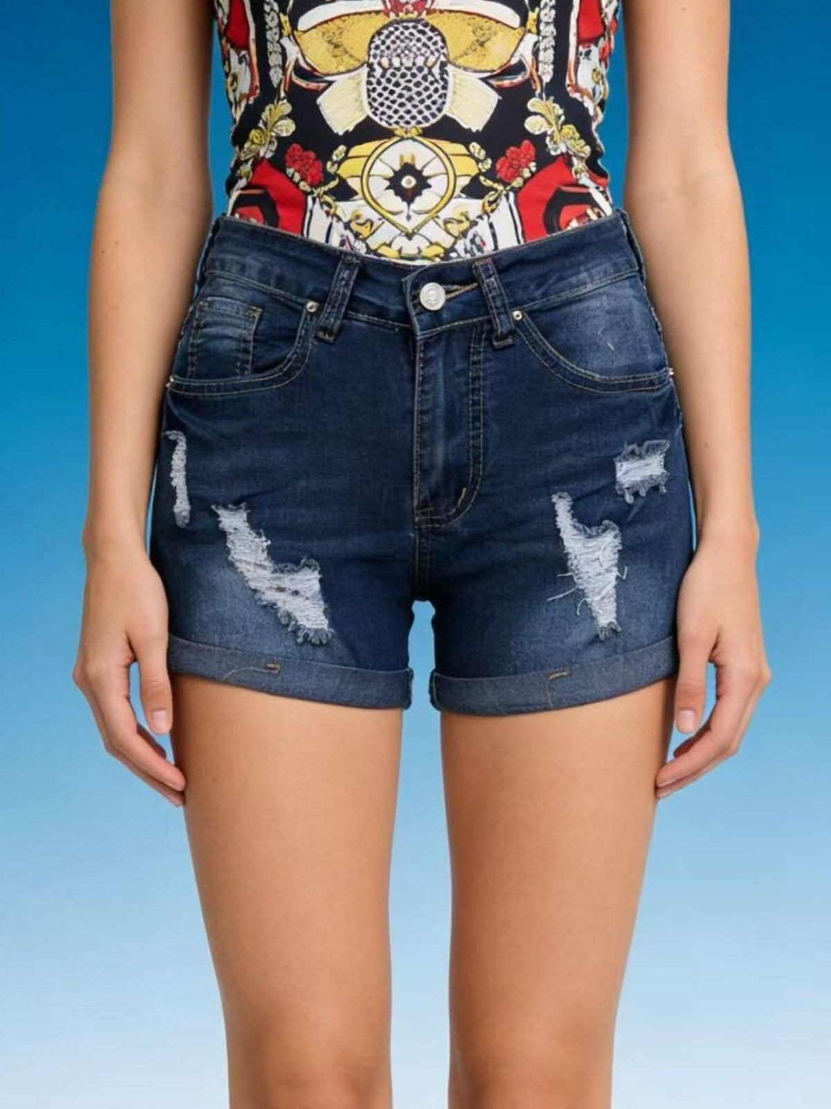 Shorts i denim med slitna detaljer – bild 5