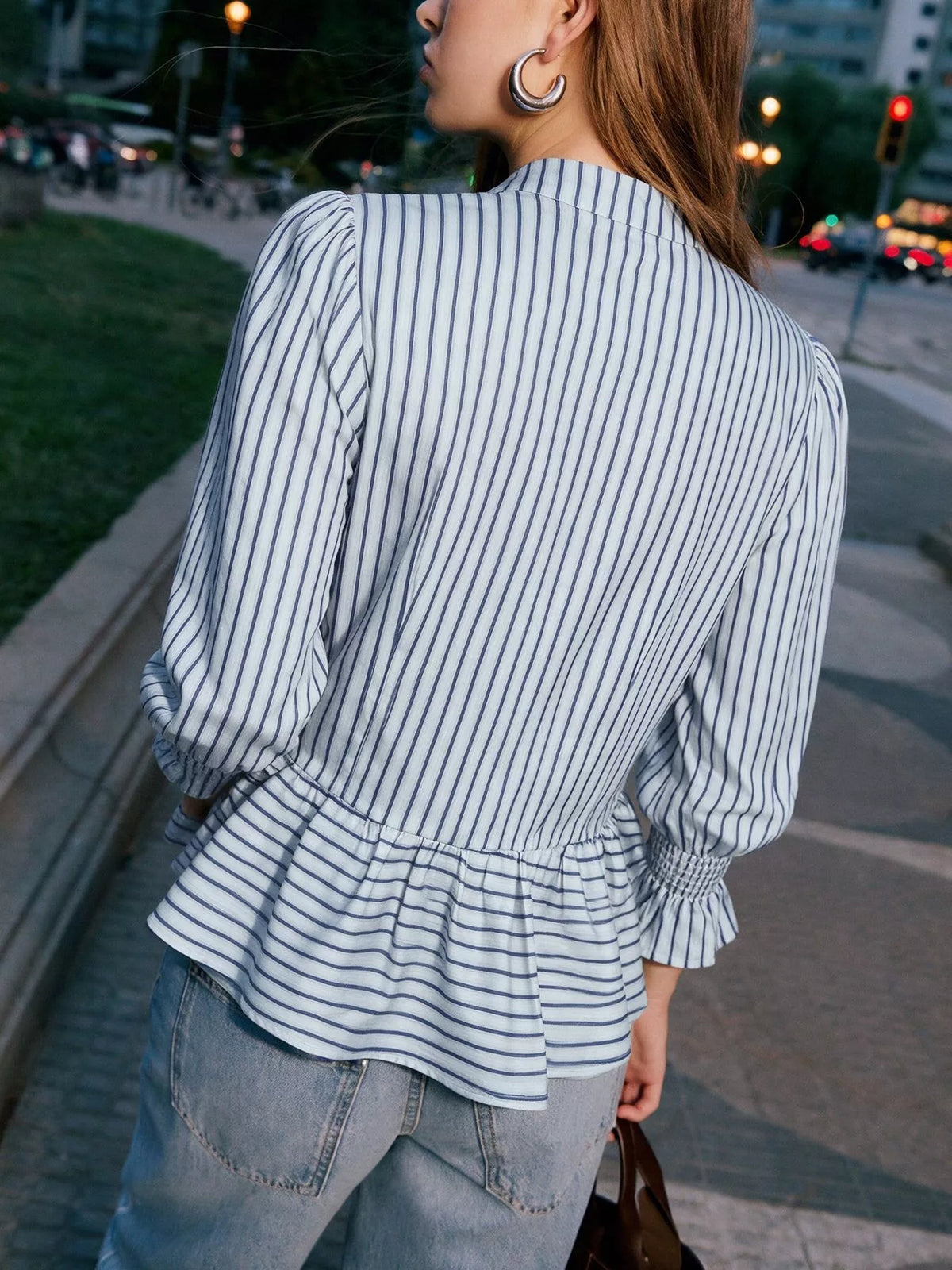 Randig smockad skjorta med peplum – bild 7