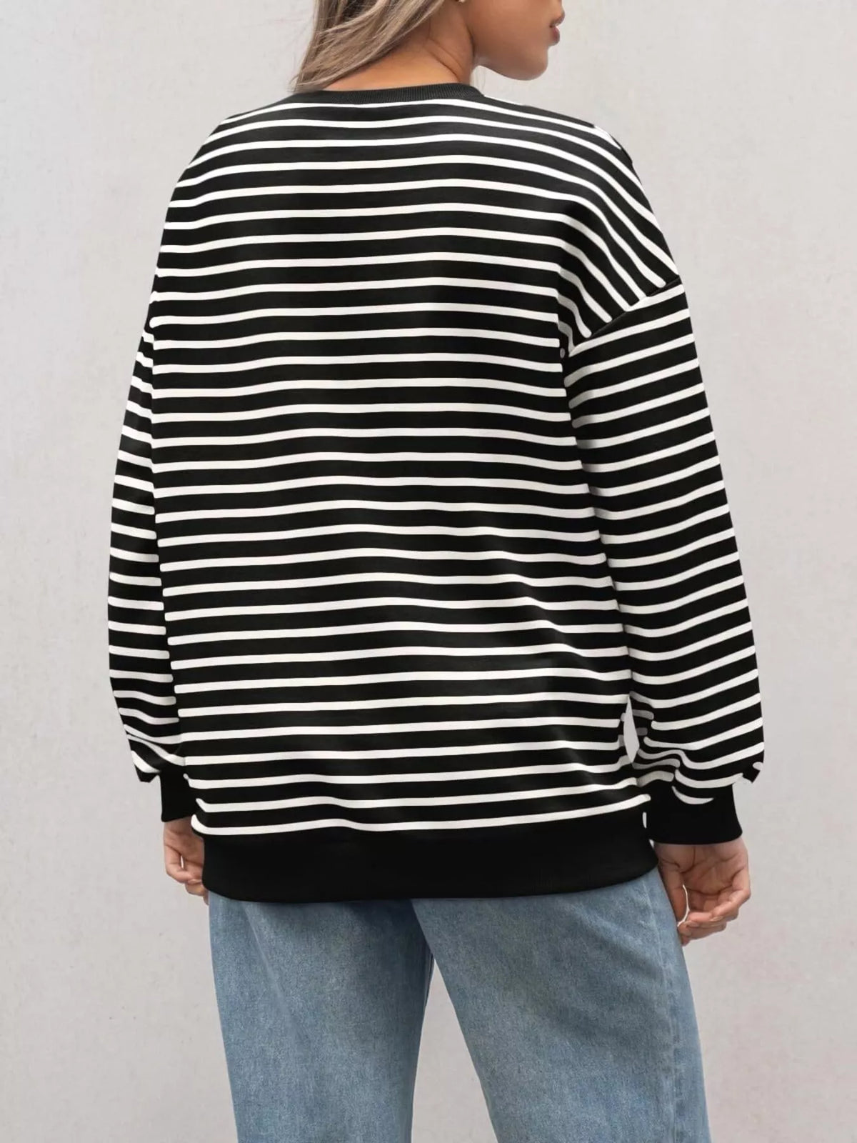 Randig oversize sweatshirt med rund halsringning i viskos – bild 8