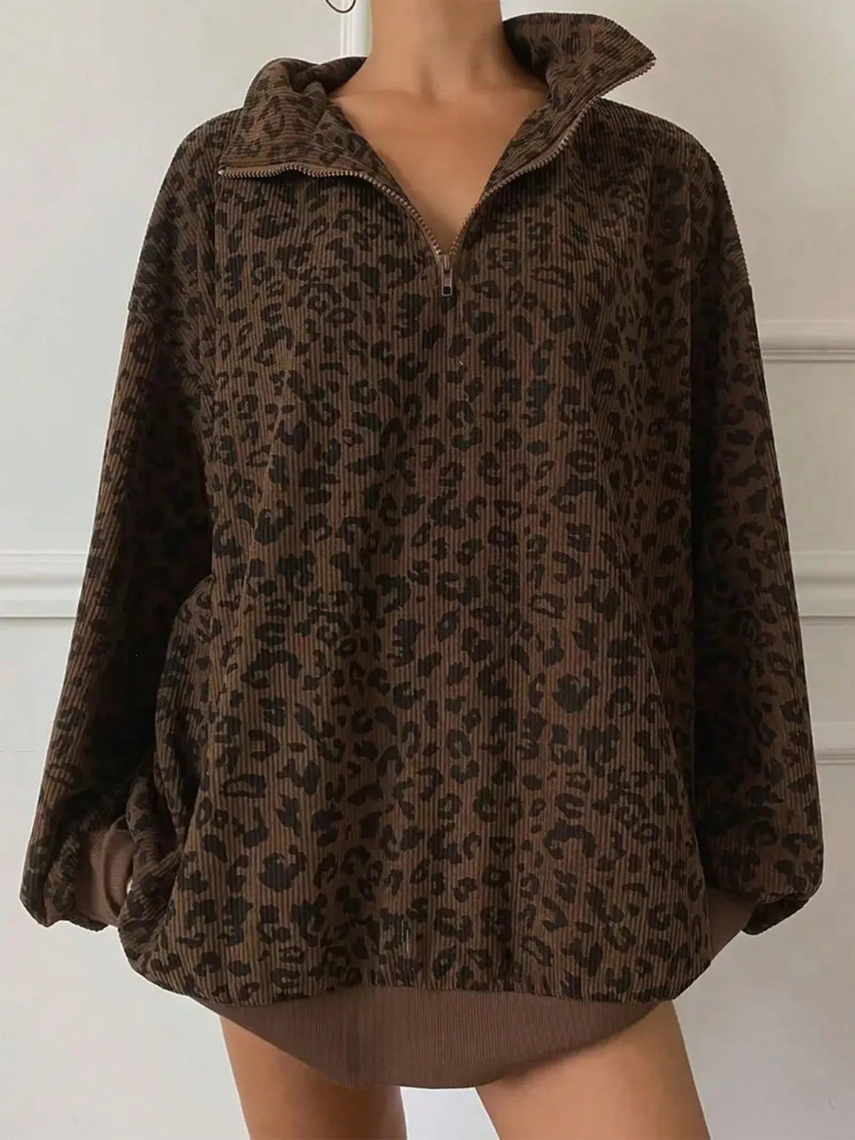 Leopardmönstrad sweatshirt med grå färgställning – bild 6