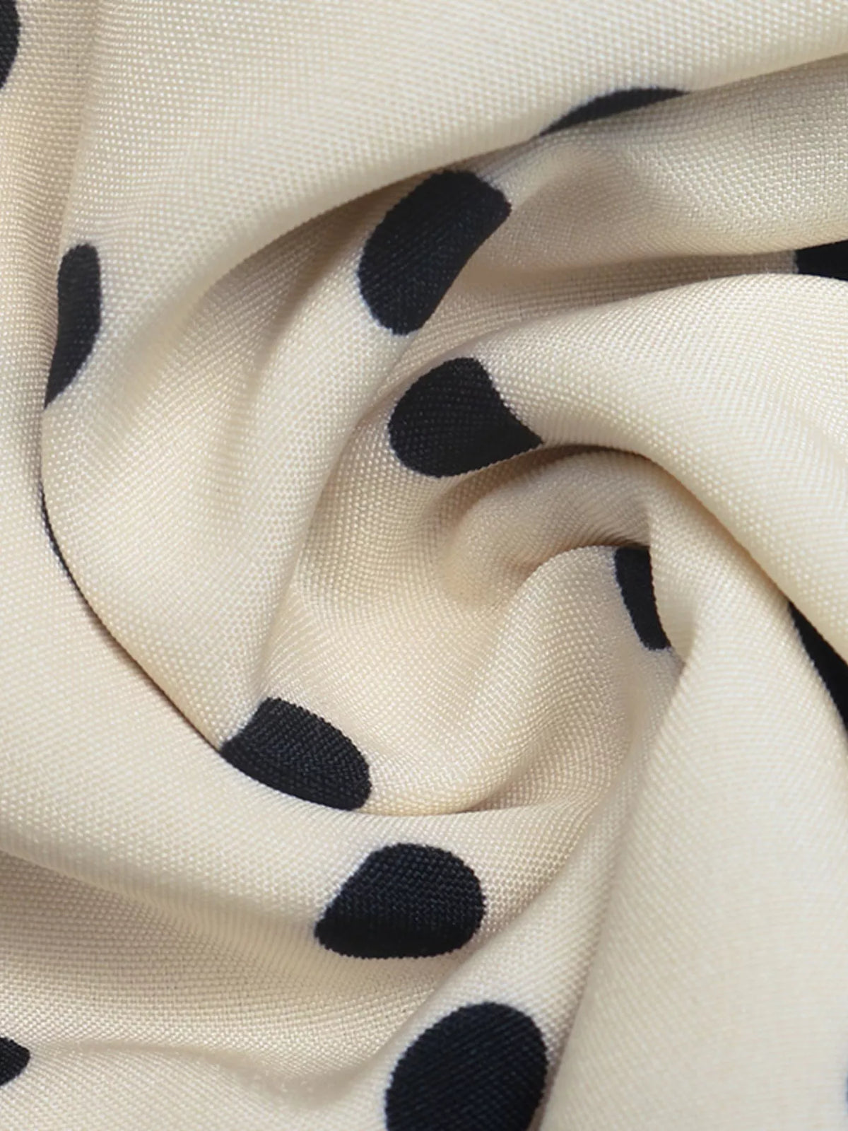 Prickig miniklänning med halterneck och knytdetalj i polyester – bild 10