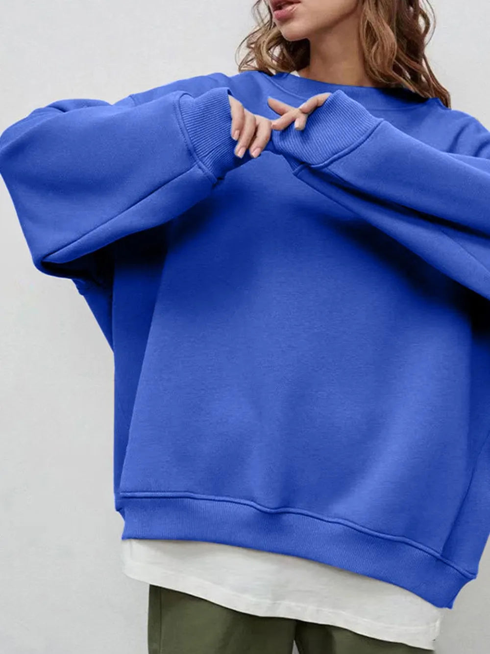 Sweatshirt med rund halsringning och sänkt axel – bild 10