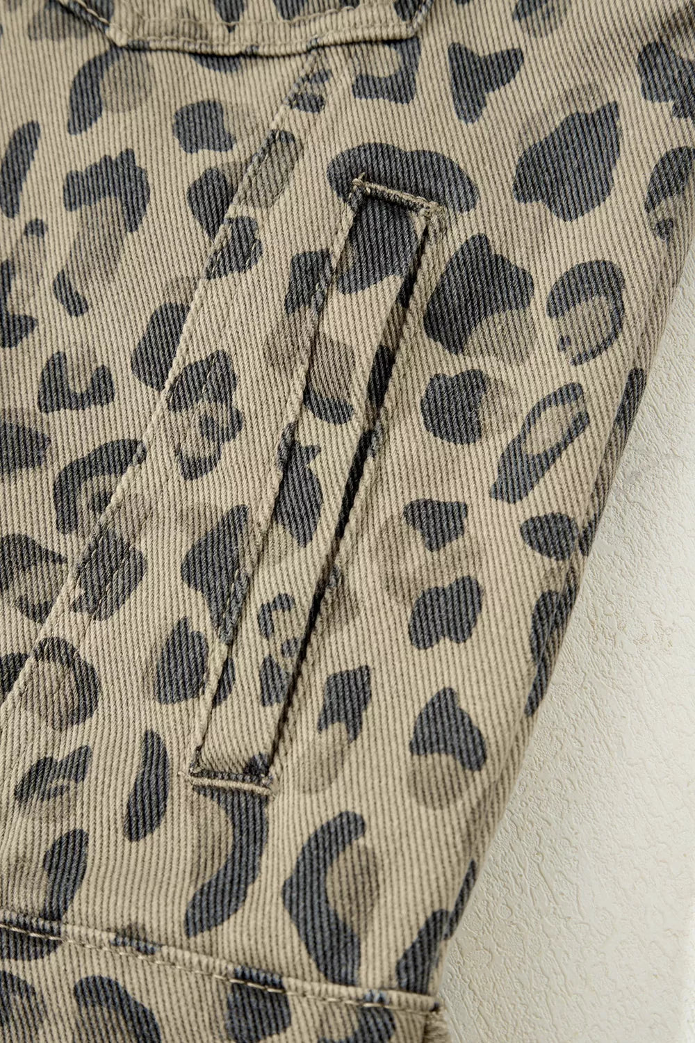 Leopardmönstrad jacka i denim – bild 8