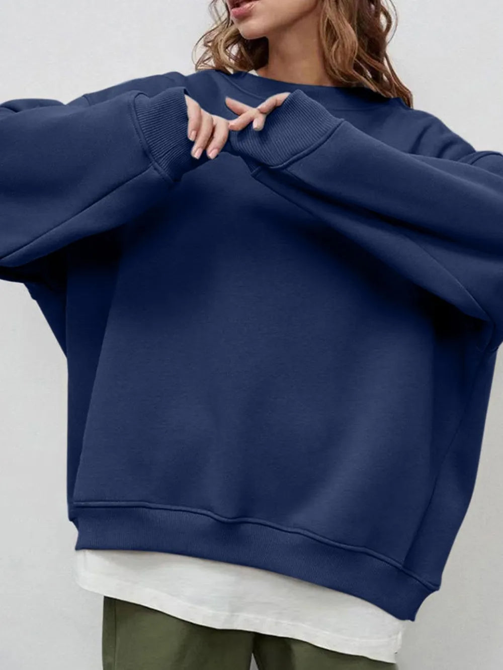 Sweatshirt med rund halsringning och sänkt axel – bild 8