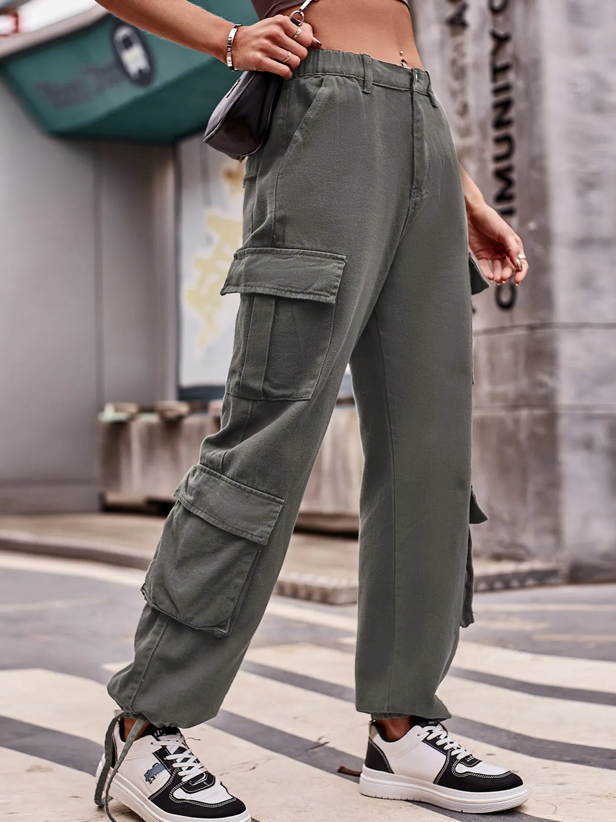 Vida jeans med cargofickor i bomull – bild 21