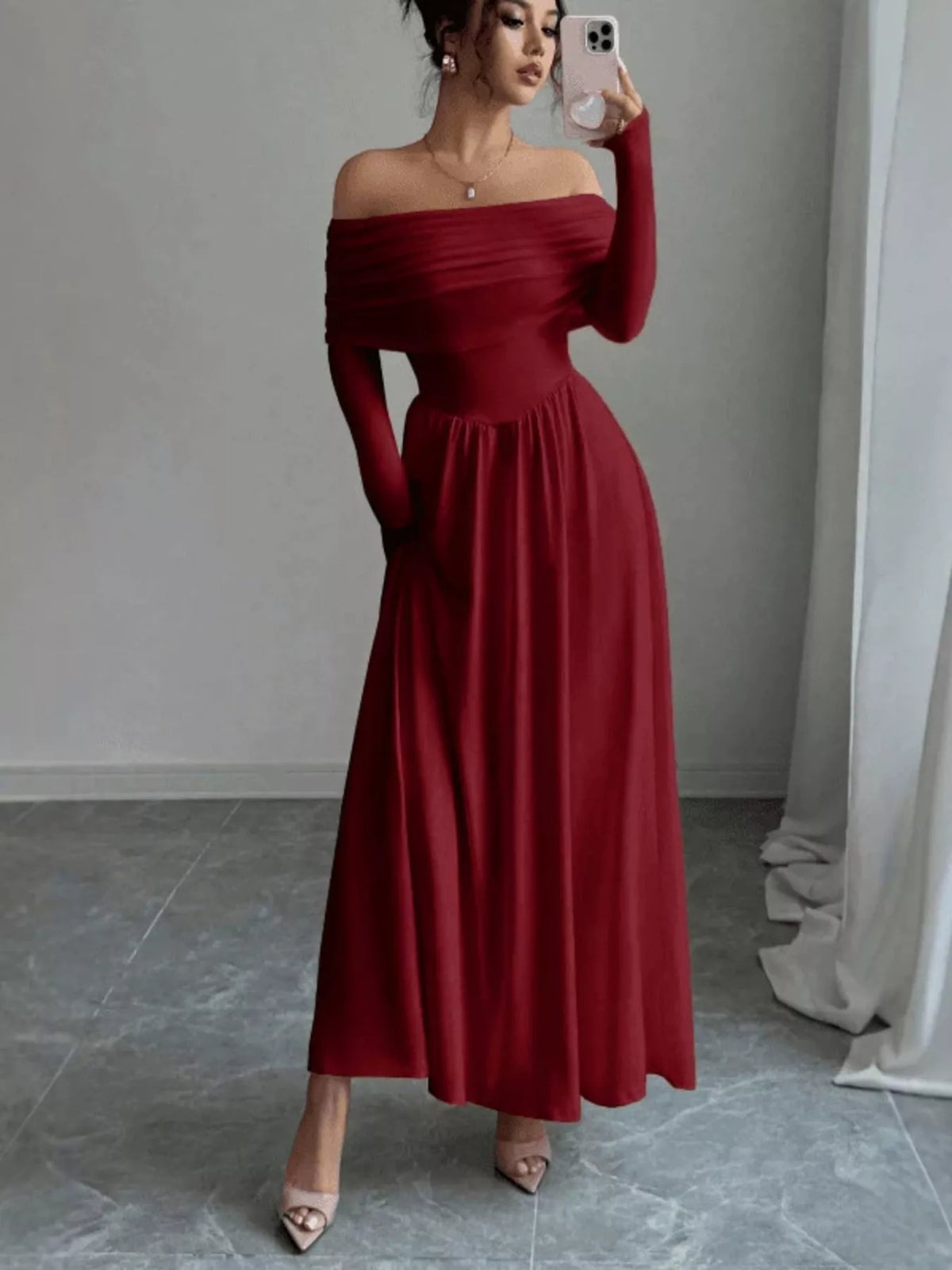 Rynkad offshoulder långärmad maxiklänning i polyester – Röd