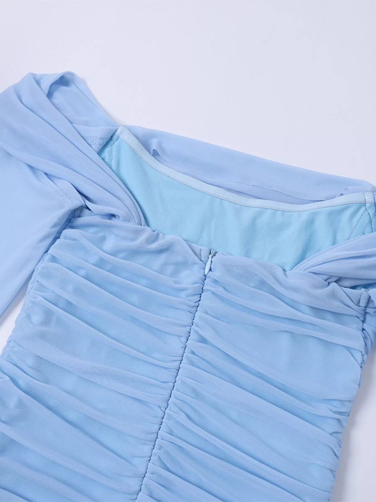 Rynkad offshoulder maxiklänning med sjöjungfrusilhuett och dragkedja – bild 8