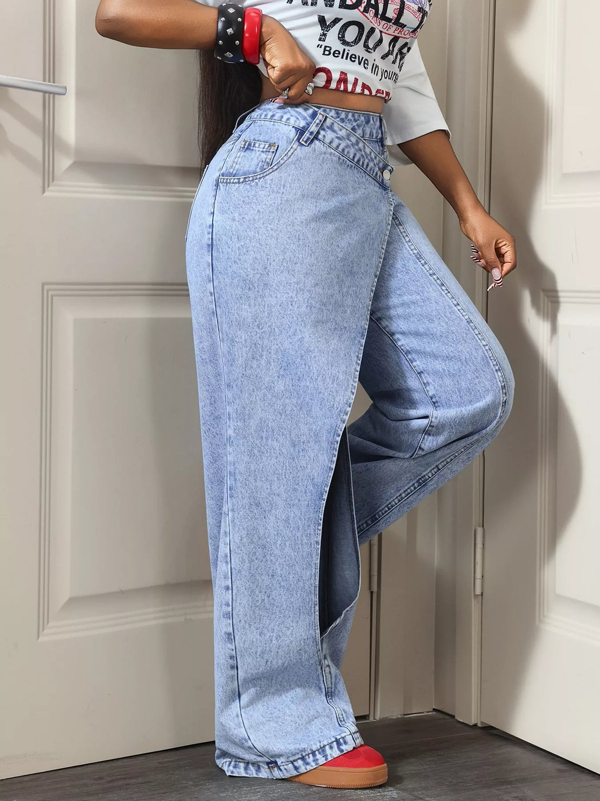 Asymmetriska jeans med omlott – bild 3