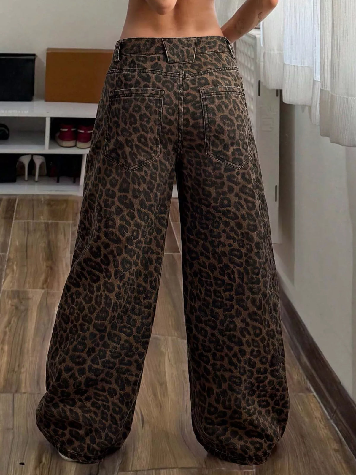 Leopardmönstrade jeans med hög midja – bild 4