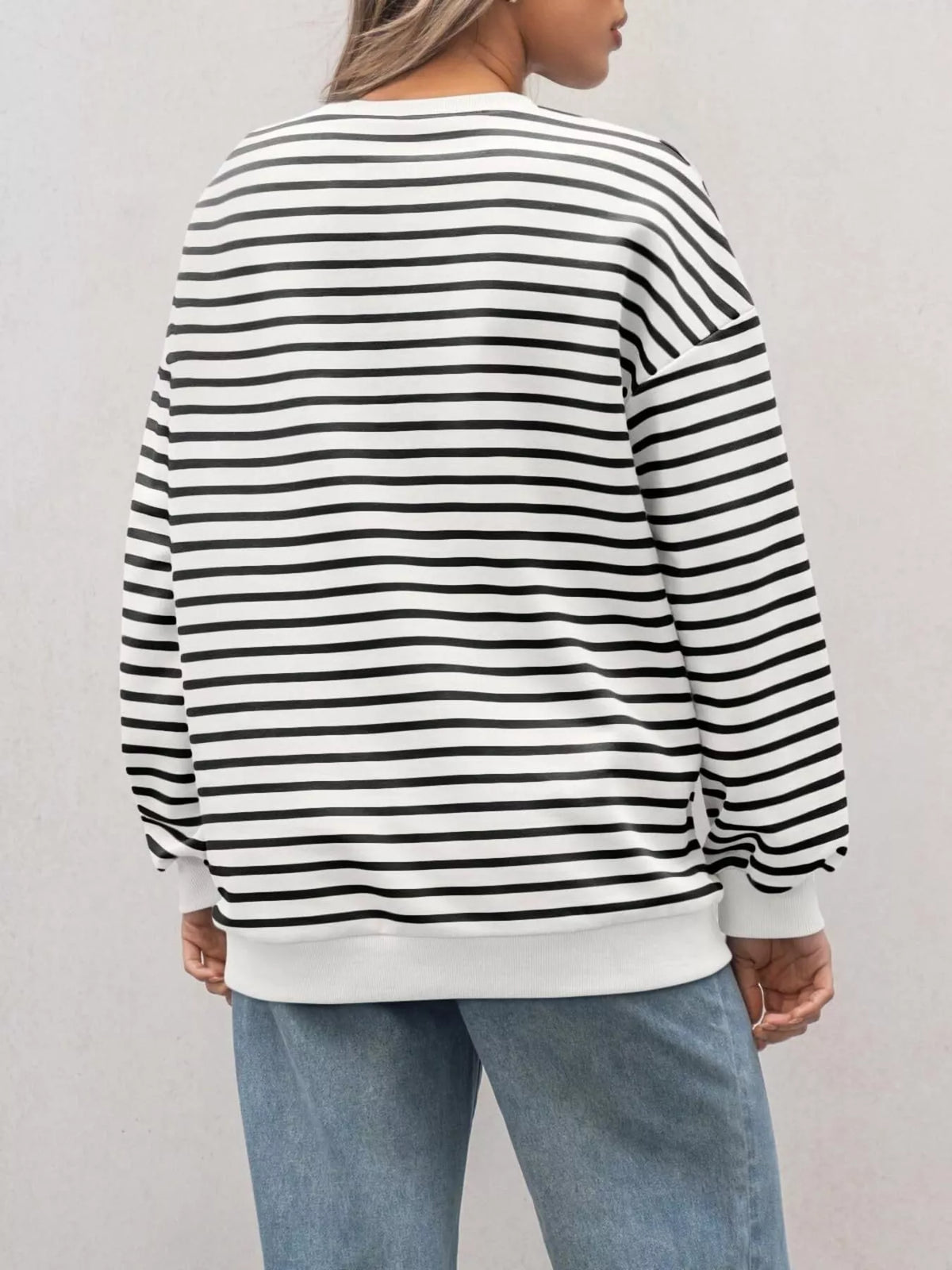 Randig oversize sweatshirt med rund halsringning i viskos – bild 4