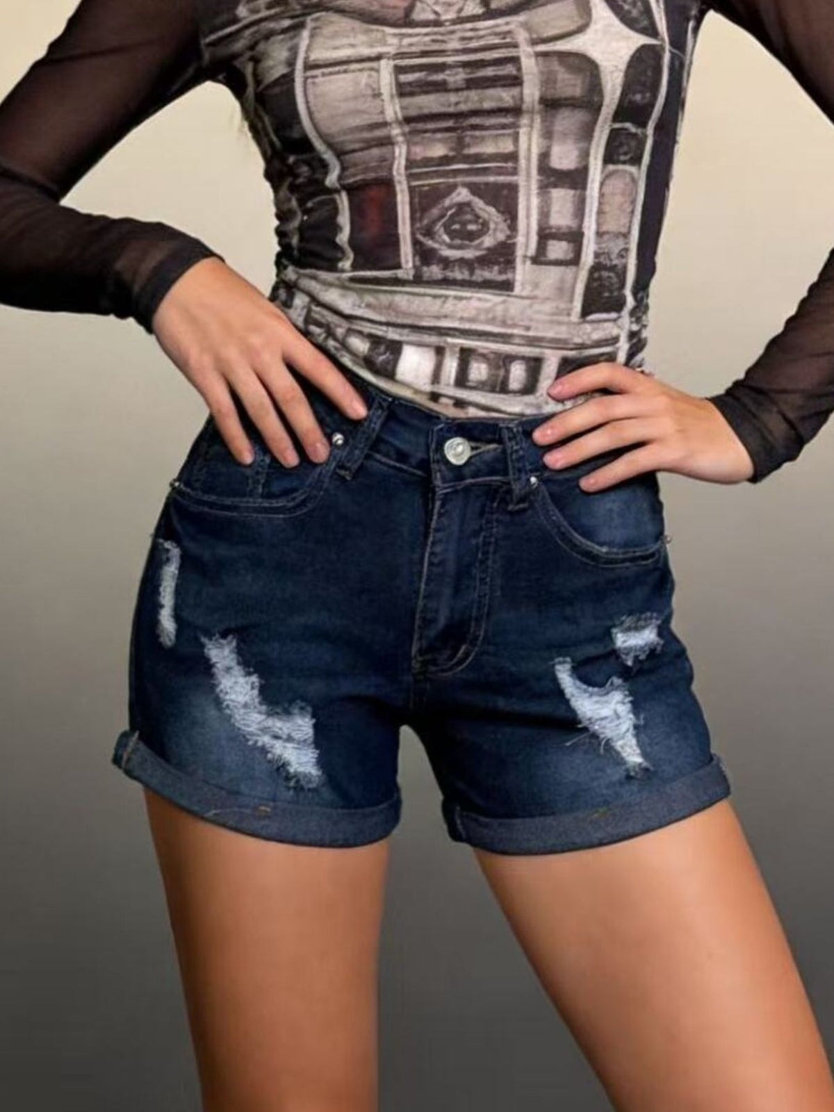 Shorts i denim med slitna detaljer – bild 3