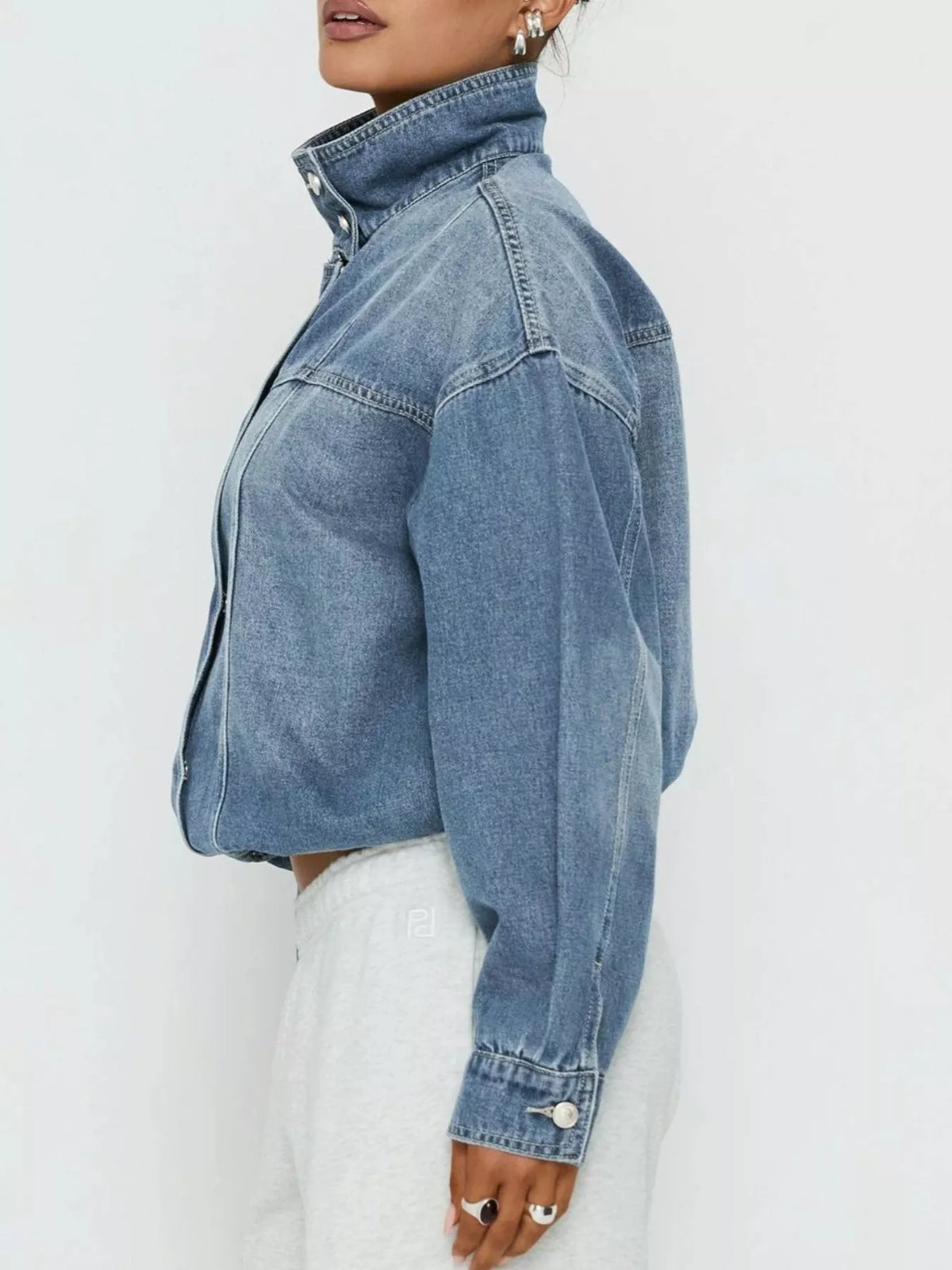 Jacka i denim med ståkrage – bild 3