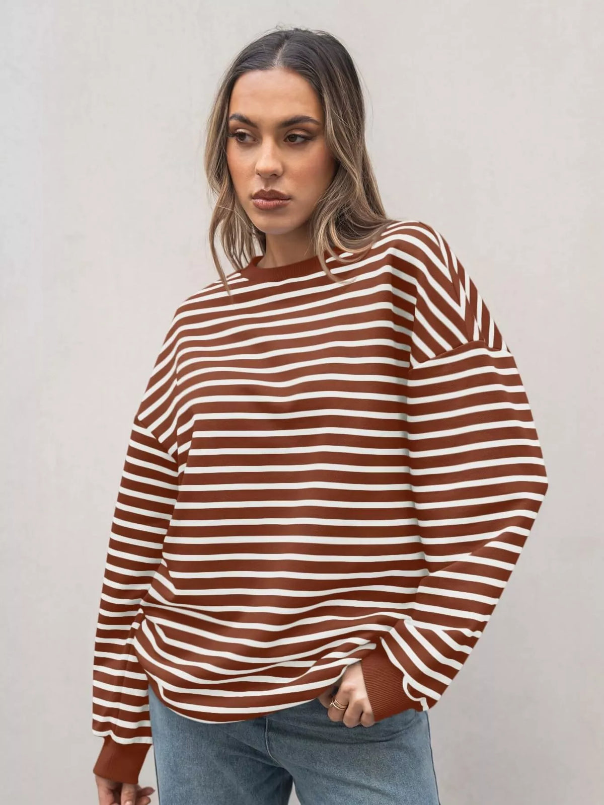 Randig oversize sweatshirt med rund halsringning i viskos – bild 27