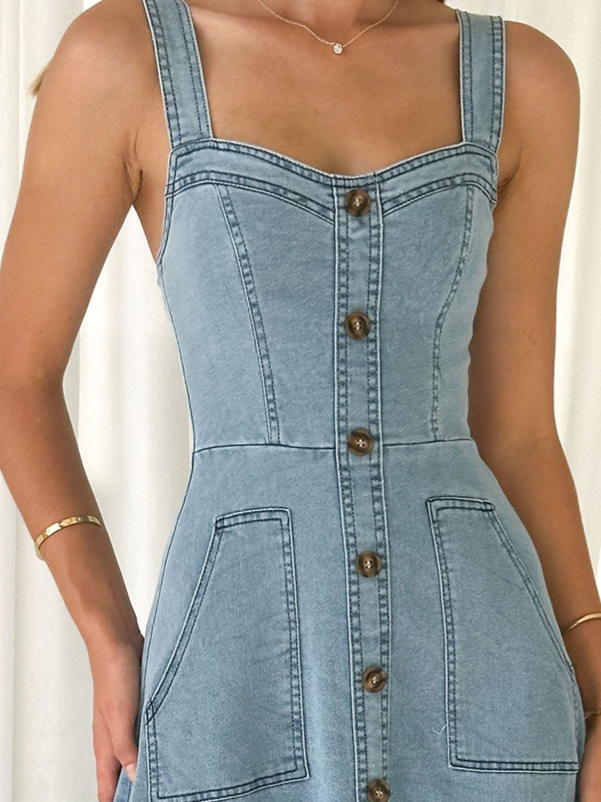 Utställd jeansklänning i denim med knappstängning – bild 5
