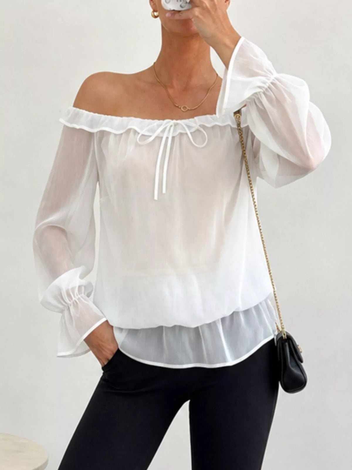 Blus i chiffong med peplum – bild 9